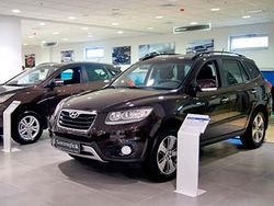 Автомобили в автосалоне