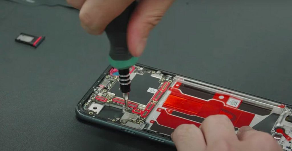 Глава OnePlus собственноручно собрал смартфон