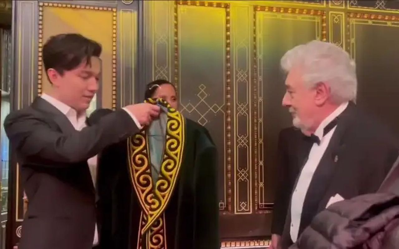 Димаш Кудайберген дарит чапан Пласидо Доминго